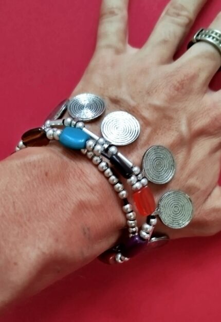 Brazalete Tres Hilos Colores y Medallas Plateada