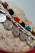 Brazalete Tres Hilos Colores y Medallas Plateada