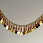 Collar con cuentas y medallitas doradas