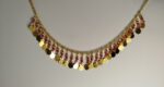 Collar con cuentas y medallitas doradas