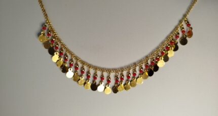 Collar con cuentas y medallitas doradas