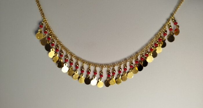 Collar con cuentas y medallitas doradas