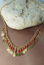 Collar con cuentas y medallitas doradas