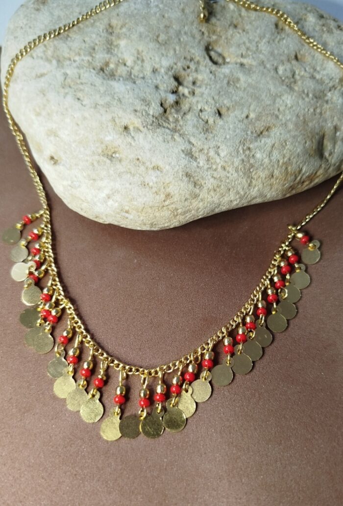 Collar con cuentas y medallitas doradas