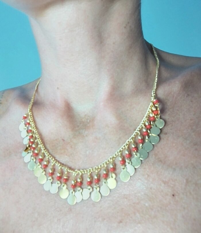 Collar con cuentas y medallitas doradas