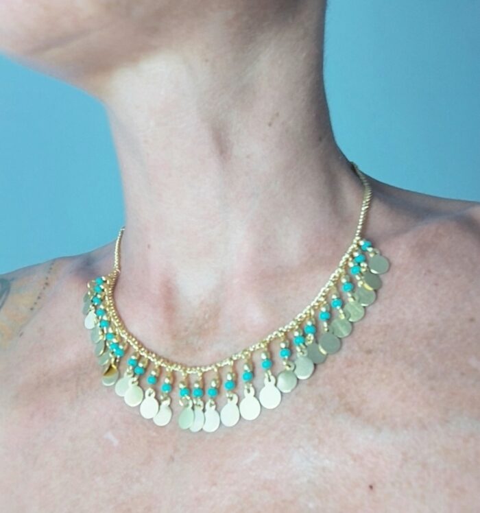 Collar con cuentas y medallitas doradas