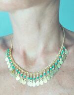 Collar con cuentas y medallitas doradas