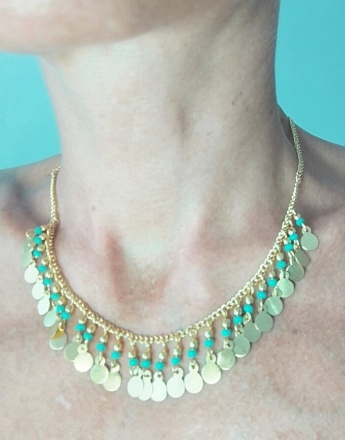 Collar con cuentas y medallitas doradas
