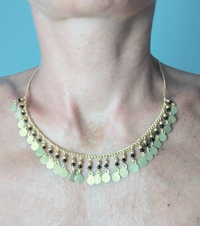 Collar con cuentas y medallitas doradas