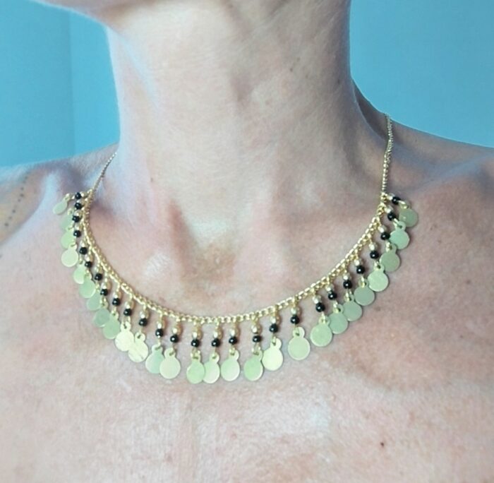 Collar con cuentas y medallitas doradas
