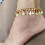 Tobilleras con cuentas y medallitas doradas