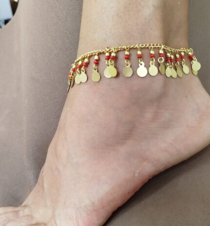 Tobilleras con cuentas y medallitas doradas