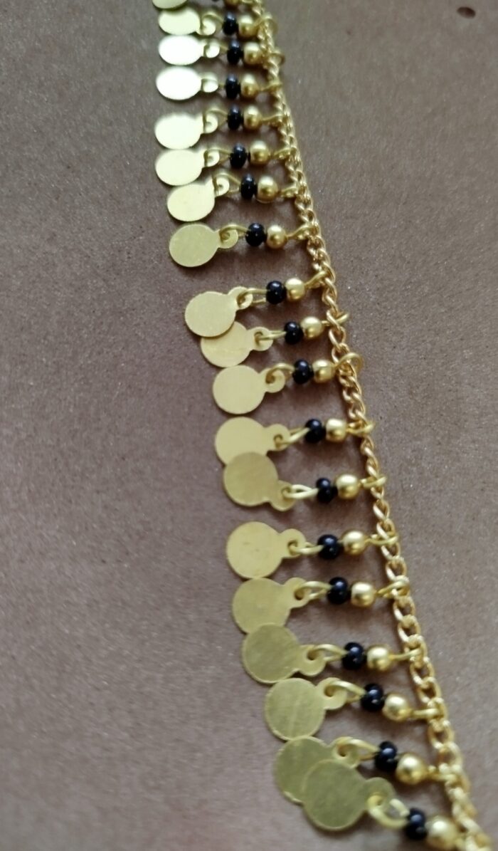 Tobilleras con cuentas y medallitas doradas