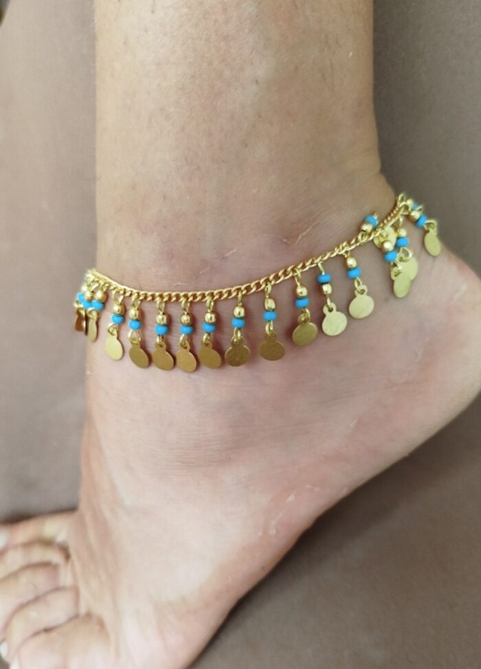 Tobilleras con cuentas y medallitas doradas