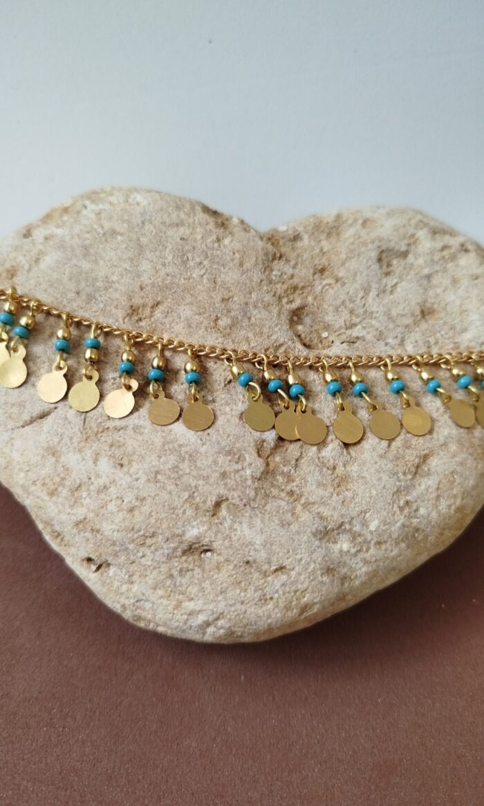 Tobilleras con cuentas y medallitas doradas