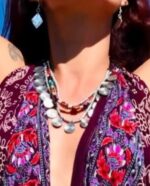 Collar perlas coloridas y medallas