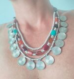 Collar perlas coloridas y medallas