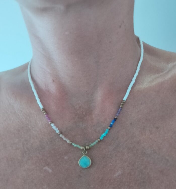 Collar Cuentas y Gota de Piedra