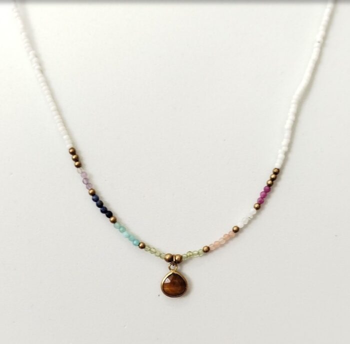 Collar Cuentas y Gota de Piedra