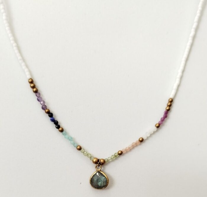 Collar Cuentas y Gota de Piedra