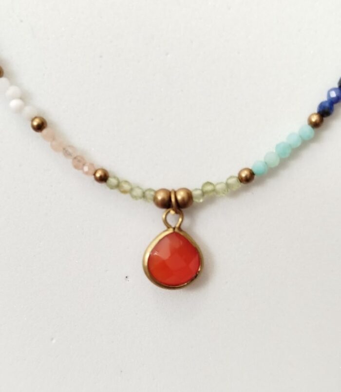Collar Cuentas y Gota de Piedra