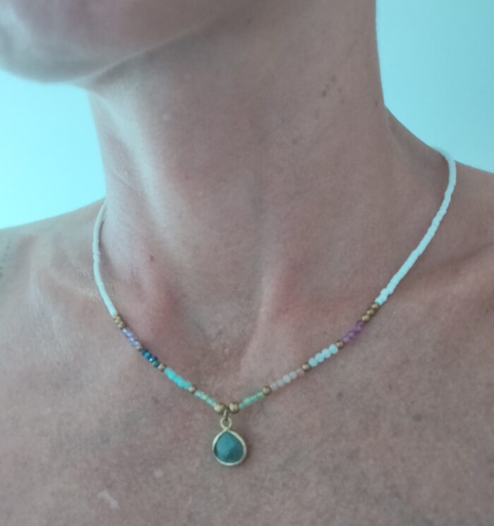 Collar Cuentas y Gota de Piedra