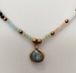 Collar Cuentas y Gota de Piedra