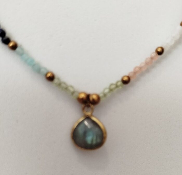 Collar Cuentas y Gota de Piedra