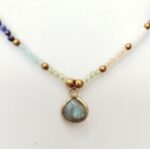 Collar Cuentas y Gota de Piedra