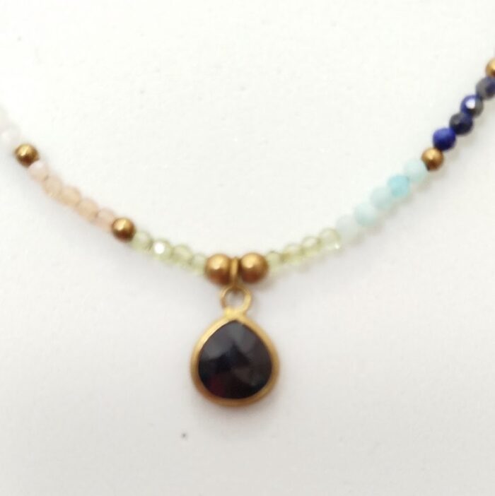 Collar Cuentas y Gota de Piedra
