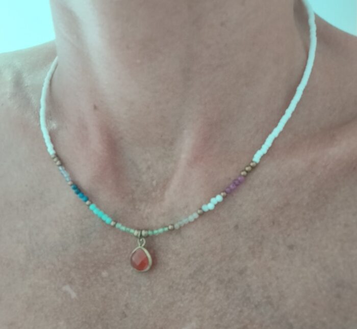 Collar Cuentas y Gota de Piedra