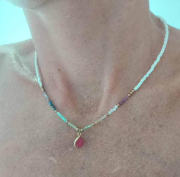 Collar Cuentas y Gota de Piedra