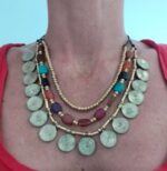 Collar perlas coloridas y medallas