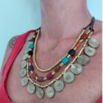 Collar perlas coloridas y medallas