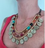 Collar perlas coloridas y medallas