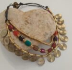 Collar perlas coloridas y medallas