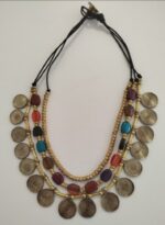 Collar perlas coloridas y medallas