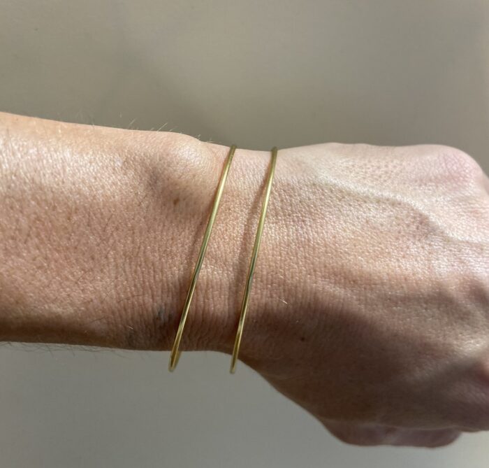 Pulsera rígida - Hilo simple y fino