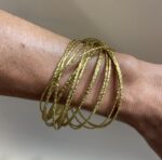 Pulsera rígida - Hilos dorados entrelazados