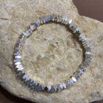 Pulsera elástica con perlas finas