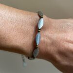 Pulseras con perlas alargadas