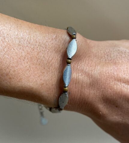 Pulseras con perlas alargadas