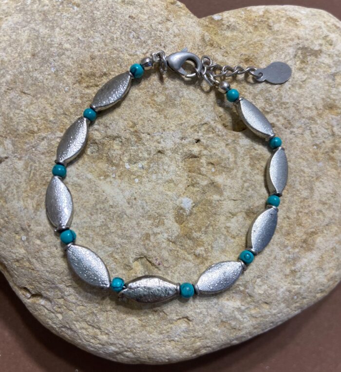 Pulseras con perlas alargadas