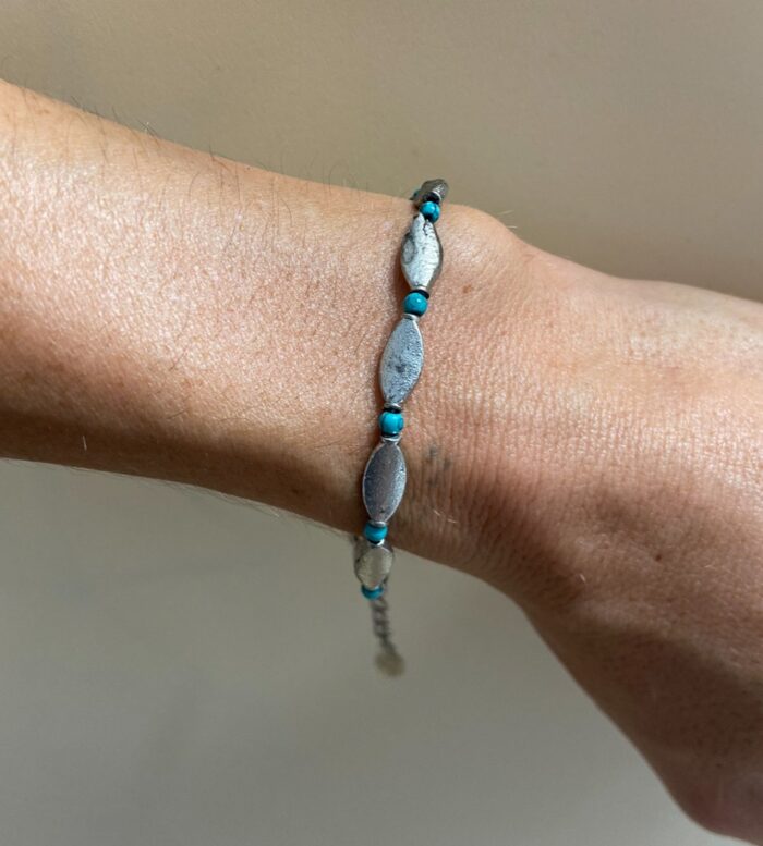 Pulseras con perlas alargadas