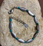 Pulseras con perlas alargadas