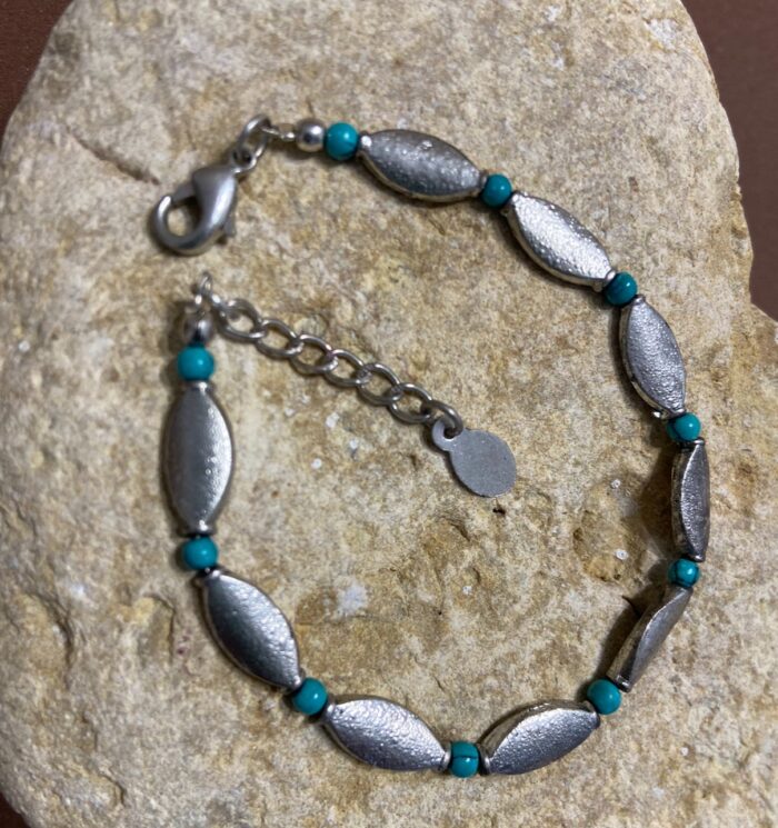 Pulseras con perlas alargadas
