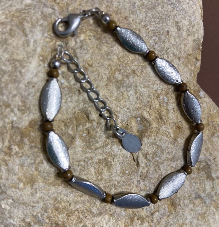 Pulseras con perlas alargadas