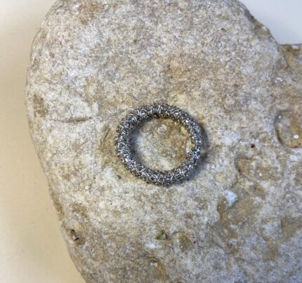 Anillo hilos entrelazados