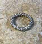 Anillo hilos entrelazados