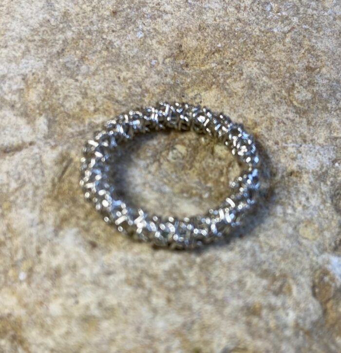 Anillo hilos entrelazados